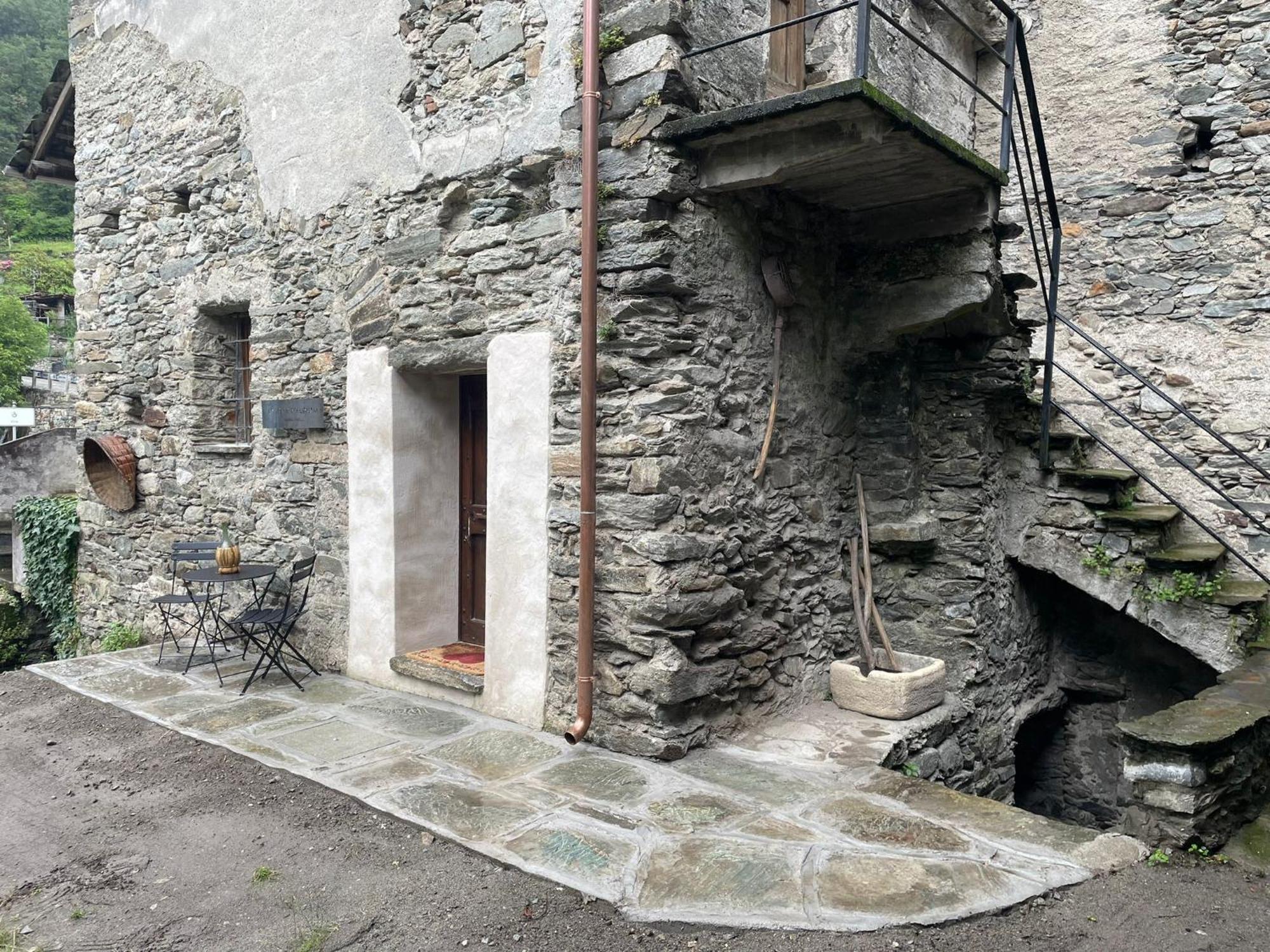 La Torre Colombaia - Monumento Del 1400 Apartman Arnad Kültér fotó